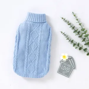 Gros plan sur les torsades bleu clair de ce pull à col roulé douillet pour animaux de compagnie