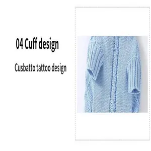 Gros plan détaillé d'un pull en tricot bleu pour animaux avec poignets côtelés.