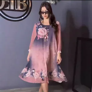 Ein elegantes Kleid mit Blumen-Farbverlauf und langen Ärmeln sowie romantischem Rosendruck