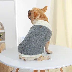Gemütlicher grauer Zopfstrick-Haustierpullover mit weißem Rand für französische Bulldoggen