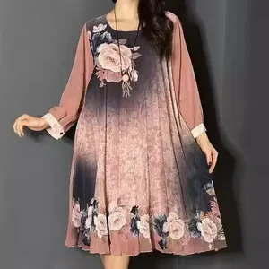 Detailansicht eines eleganten Kleides mit Blumendruck, Farbverlauf und transparenten Ärmeln