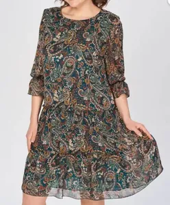 Vista dettagliata di un abito casual a maniche lunghe con stampa paisley multicolore