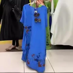 Elegantes blaues Kurzarmkleid mit Rundhalsausschnitt und dunklem Blumendruck am Saum