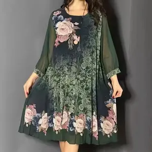 Detailansicht eines dunkelgrünen A-Linien-Kleides mit Blumenmuster und Chiffonärmeln