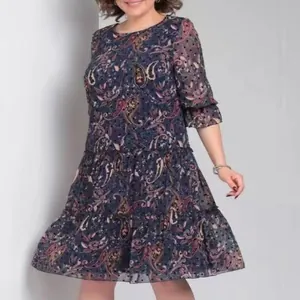 Dettaglio di abito con stampa paisley scura con gonna a balze e maniche a tre quarti