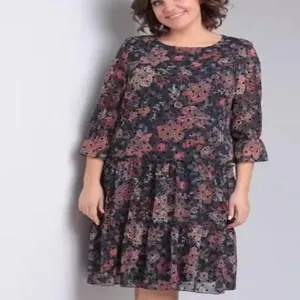 Abito floreale a strati da donna con polsini a volant e maniche a tre quarti elegante.
