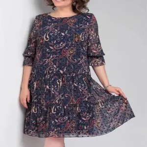 Elegante abito a balze in chiffon con stampa paisley blu navy e maniche a tre quarti