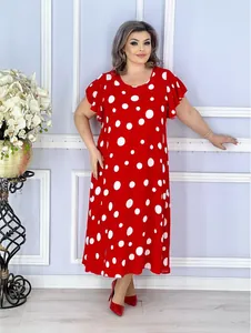 Rotes Sommerkleid in Übergröße mit weißen Punkten und Rüschenärmeln