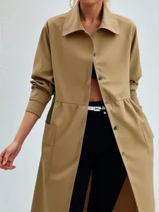 Vue détaillée d'un trench-coat mi-long kaki avec boutonnage sur le devant.