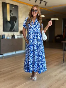 Blauw-wit geprinte maxi-jurk met ruches in een moderne woonomgeving