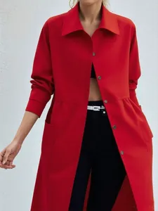 Trench-coat mi-long rouge élégant pour femmes, idéal pour le style d'automne.