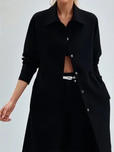 Vue détaillée d'une chemise coupe-vent noire mi-longue à manches longues pour femme.