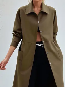 Vue détaillée d'un coupe-vent mi-long vert olive de style chemise pour femme