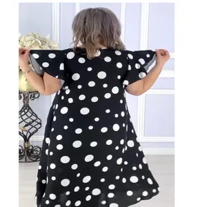 Plus Size Sommerkleid mit schwarz-weißen Punkten und Rüschenärmeln Rückansicht