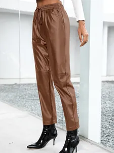 Vue détaillée de face d'un pantalon en similicuir marron avec cordon de serrage