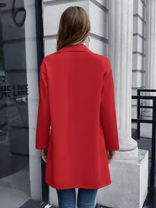 Rückansicht eines roten mittellangen Strickblazers für Damen im Freien getragen