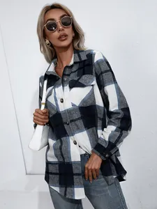 Vista detallada de la chaqueta de camisa a cuadros azul y blanca para mujer invierno