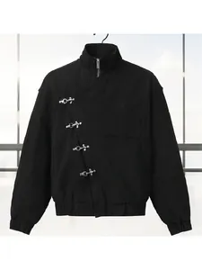 Vorderansicht schwarze lockere Jacke mit silbernen Flugzeugschnallen