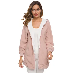 Vue de face d'un sweat à capuche rose en polaire zippé avec doublure blanche douce