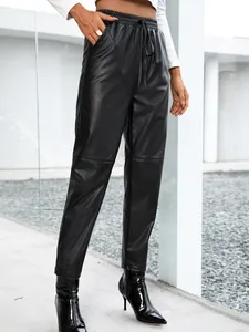 Vue détaillée du pantalon de moto en similicuir noir pour femme avec cordon de serrage.