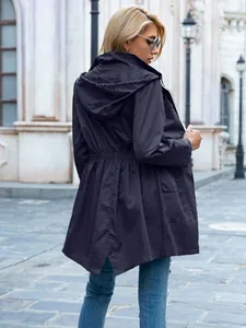 Vista posteriore dettagliata della giacca impermeabile da donna con coulisse regolabile