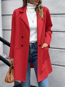 Detailansicht eines leuchtend roten zweireihigen mittellangen Strickblazers für Damen