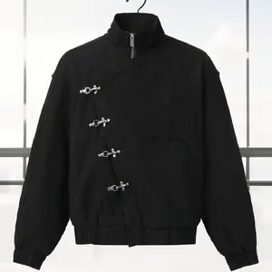 Detailaufnahme einer schwarzen Jacke mit einzigartigen silbernen Flugzeugschnallen.