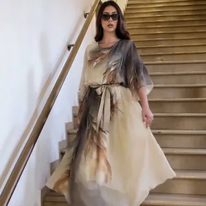 Elegante abito fluido stampato con motivi floreali astratti e cintura a nastro in vita