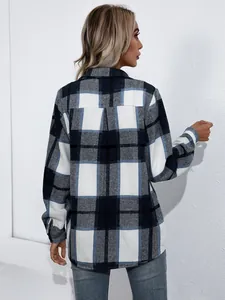 Vista posterior de una chaqueta de camisa de franela a cuadros azul y blanco extragrande