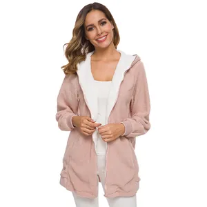 Vue détaillée d'une veste à capuche en polaire rose avec doublure en sherpa blanc sur modèle.