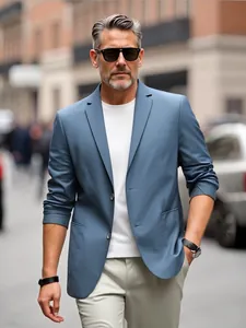 Moderne schmal geschnittene Herren-Freizeitjacke in Hellblau für einen stilvollen urbanen Look.
