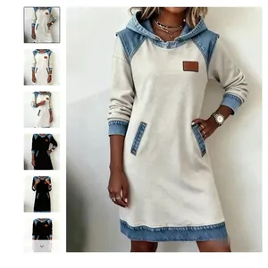 Detail eines lässigen langärmeligen Kapuzenkleides mit Patchwork-Akzenten aus Denim.