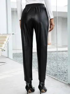 Vue arrière d'un pantalon en similicuir noir pour femme avec taille élastique et coupe ample.