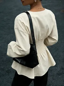 Vista dettagliata della camicia retrò con vita plissettata e sezione a punto smock