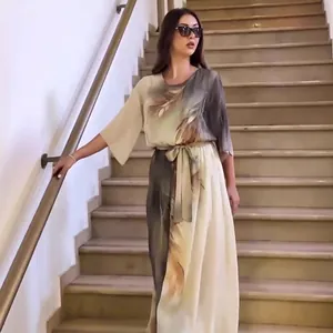 Elegante abito lungo stile europeo con stampa floreale astratta e dettaglio in vita.
