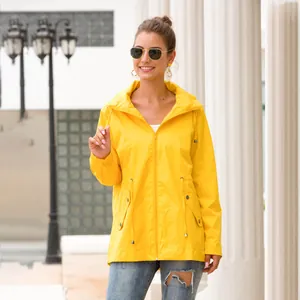 Lifestyle-Ansicht der gelben Regenjacke für Damen mit Kapuze und Kordelzug für draußen