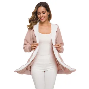 Gros plan du cardigan en polaire sherpa zippé à capuche pour femme avec doublure.