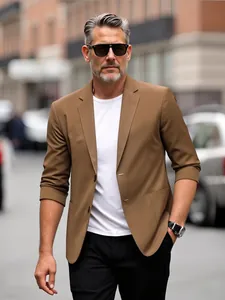 Eleganter brauner Herren-Freizeitblazer mit weißem T-Shirt in einer Street-Fashion-Umgebung