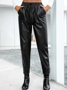 Détail du pantalon en similicuir noir pour femme avec taille élastique à cordon.
