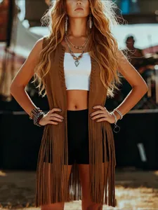 Detalle de un chaleco bohemio marrón con flecos largos y bordes tejidos para mujer