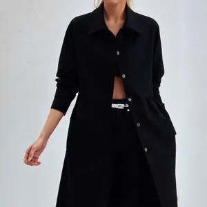 Élégant trench-shirt long noir pour femmes, vêtement d'extérieur idéal pour la mode d'automne