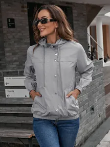 Detailansicht einer grauen Damen-Windjacke mit Kapuze für herbstliche Outdoor-Sportarten