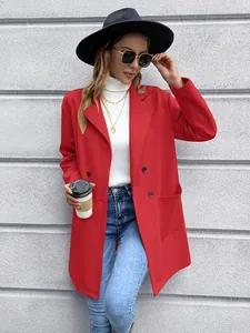 Detailansicht eines roten, zweireihigen Strickblazers, kombiniert mit Jeans