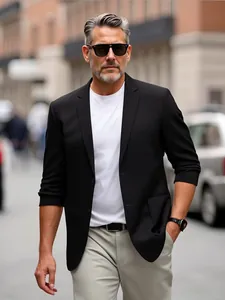 Hochwertiger schwarzer Slim-Fit-Freizeitblazer für Herren, perfekt mit weißem T-Shirt