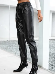 Détail de vue latérale d'un pantalon de motard en similicuir noir à taille haute pour femme