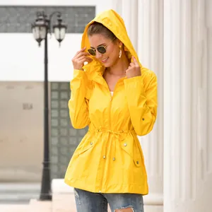 Detailansicht der gelben Damen-Regenjacke mit Kapuze und Kordelzug an der Taille
