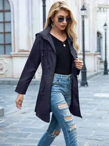 Vista a figura intera di una donna che indossa un elegante impermeabile blu navy