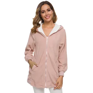Vue détaillée d'un sweat à capuche en polaire sherpa rose pour femme avec doublure blanche