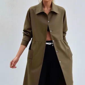 Chemise coupe-vent mi-longue vert olive pour femme, idéale pour la mode du début de l'automne