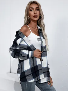 Detalle de una chaqueta de camisa de franela a cuadros azules y blancos para mujer sobre un top